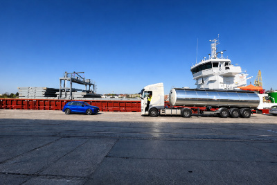 Autocysterna CHEMAXA na nabrzeżu portowym przy statku